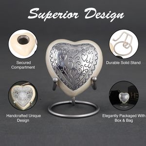 Urne funéraire artisanale de luxe en aluminium, en forme de cœur argenté, écologique, avec support métallique - Product Image 2