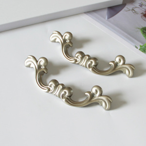 Poignées de meuble vintage en alliage de zinc, disponibles en OEM, tirants de tiroir floraux de style baroque européen pour meubles de cuisine et de salle de bain - Product Image 1