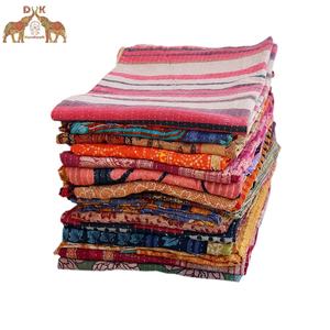 Literie artistique vintage vintage kantha sari, couette ronde multicolore réversible, fabriquée à la main - Product Image 6