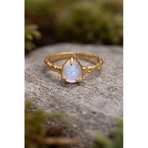 Anillo de piedra lunar arcoíris en forma de pera chapado en oro de 18 quilates, anillo ajustable hecho a mano con piedras preciosas para mujer - Product Image 1