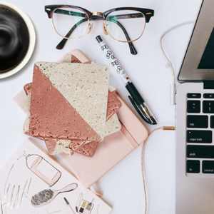 Sous-verres en travertin beige naturel 4x4, absorbants, en pierre roulée, pièces uniques, accessoires pour table basse - Product Image 2