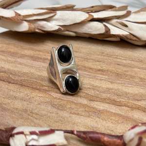 Bague Statement Bohème en Onyx, Bague Tribale en Laiton pour Femme, Finition Plaqué Argent, Double Pierre, Design Ethnique, Vente en Gros - Product Image 2