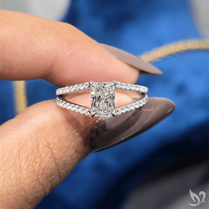 แหวนเพชรทรงรัศมี 1 กะรัต เพาะเลี้ยงในห้องปฏิบัติการ พร้อมใบรับรอง IGI ตัวเรือนทองคำขาว 10K ประดับเพชรแบบสปลิตเพฟ สำหรับขอแต่งงาน/หมั้น - Product Image 5