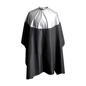 Cape de Coiffure Professionnelle Noire et Argentée en Polyester Résistante à l'Eau, Cape de Barbier Réutilisable avec Fermeture à Boutons Ajustable pour Salon de Coiffure - Product Image 1