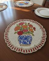 Napperon élégant fait main orné de perles et de broderies détaillées pour une présentation de table de luxe