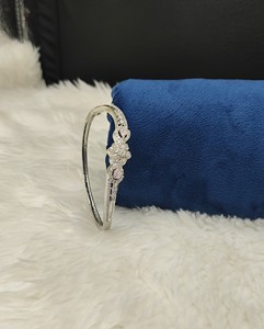 Bracelet ouvrable pour femme, serti de diamants américains étincelants, idéal pour les réceptions et les soirées, fabriqué par Flower Center Pave. - Product Image 2