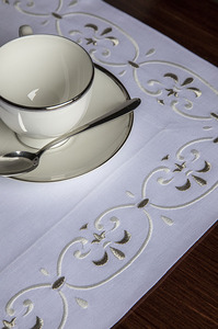 GREEN SUN EMBROIDERY Embroidered <b>White</b> Gold Floral Pattern Luxury Cotton Place Mat Machine Washable Customizable for Home - Product Image 3