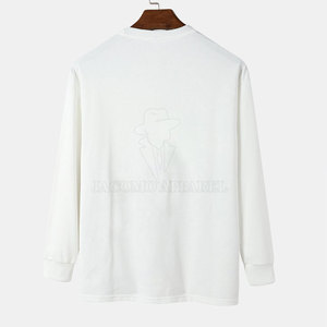 Sudadera de alta calidad con mezcla de algodón básico en un estilo clásico. La tela transpirable proporciona comodidad duradera. - Product Image 2