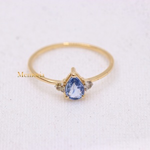 Bague de fiançailles en or jaune massif 14 carats avec saphir bleu naturel taille poire et accent de diamant, 3 pierres, Memoria Jewels, vente en gros - Product Image 1