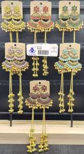 Boucles d'oreilles pendantes en forme de fleur plaquées or, style Chandbali, avec perles en émail Meenakari pastel et franges longues, ensemble de chaînes d'oreilles Ghungroo, vente en gros - Product Image 3