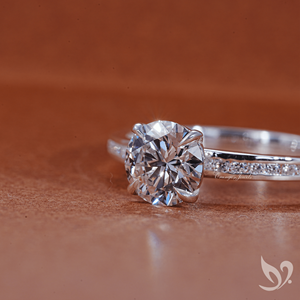 Bague solitaire classique en or blanc 10 carats, sertie d'un diamant de laboratoire rond de 1 carat, certifié IGI, avec un élégant pavé de diamants. - Product Image 2