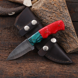 Cuchillo de caza y desollado de hoja fija de acero de Damasco forjado a mano, mango de resina, espiga completa, cuchillo personalizado OEM/ODM, funda de cuero - Product Image 1