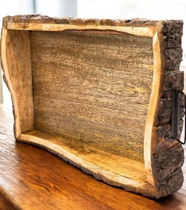 Bandeja de Servir Rústica Hecha a Mano de Madera con Asa Metálica y Borde Natural, Bandeja para Mesa de Centro, Regalo para Amantes de la Naturaleza y Estilo Rústico - Product Image 1
