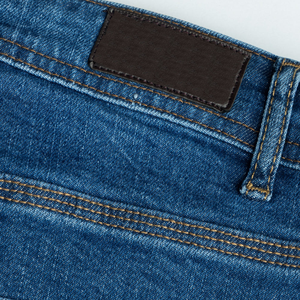Jeans en denim coupe droite pour homme, bleu délavé moyen, en coton, décontractés, fabricant OEM en gros - Product Image 5