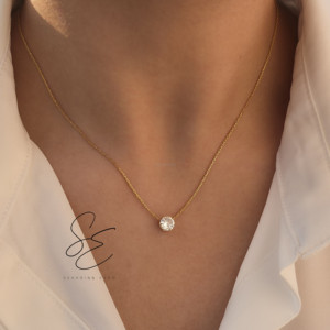 Collar con Colgante de Zirconia Cúbica Solitaria en Oro de 18K, Corte Princesa, Moderno, Minimalista, Regalo para Mujer, Acero Inoxidable Antideslustre - Product Image 2