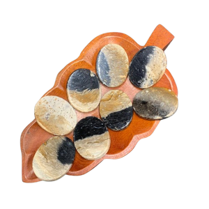 Racimo de Palma Natural Premium, Forma Plana, 45x35x7 mm – Piedra Decorativa Pulida con Patrón Ojo Único - Product Image 4