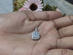 Colgante de Boda con Halo de Diamantes Cultivados en Laboratorio con Corte Esmeralda de 2 TCW, Oro Blanco Sólido de 14k para Joyería Femenina - Product Image 3