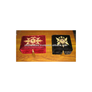 Boîte à bijoux exclusive brodée à la main en Inde, finition soyeuse magnifique, pour la décoration de la maison et les cadeaux d'affaires, par l'exportateur. - Product Image 1