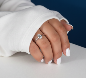 Anillo de Compromiso de Oro Blanco de 14 Quilates con Diamante Cultivado en Laboratorio de 1 Quilate, Corte Ovalado, VVS2, Certificado por IGI, Chapado en Rodio, Joyería Personalizada al por Mayor - Product Image 2