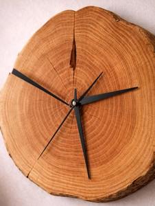 Reloj de pared de madera natural con borde vivo, hecho a mano, estilo rústico moderno, decoración para el hogar, movimiento silencioso de cuarzo, a precio económico. - Product Image 5