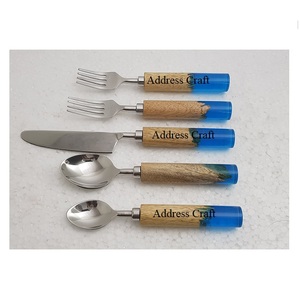 Ensemble de couverts minimalistes avec manche en résine verte, couteau, fourchette et cuillère en acier inoxydable pour événements de restauration, mariages et services de table. - Product Image 4