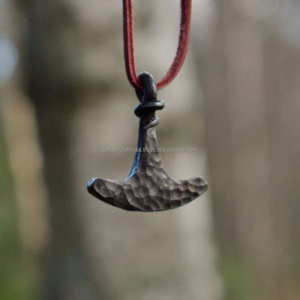 Colgante de Hoja de Metal Envejecido Hecho a Mano, Amuleto Texturizado, Pieza de Collar Industrial Vintage, Joyería Botánica Personalizada, Arte - Product Image 6