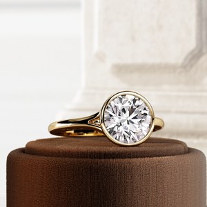 Anillo de Compromiso Solitario de Lujo con Diamante Cultivado en Laboratorio de 2 Quilates, Corte Brillante, Oro Amarillo, Engaste en Bisel, Diseño de Catedral con Tallo Dividido, 14k/18k, IGI - Product Image 4