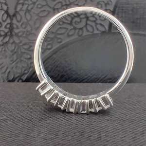 Anillo de media banda con detalles de moissanita redonda y talla baguette para mujer, plata 925 original, regalo de boda, propuesta de matrimonio, para ella. - Product Image 2