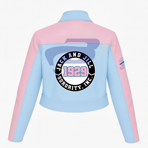 แจ็คแอนด์จิล ออฟ อเมริกา ซอร์โรริตี้ เสื้อแจ็คเก็ตหนัง PU คุณภาพสูง ทรงครอปเข้ารูป แจ็คเก็ตสไตล์เรซซิ่ง  รับสั่งทำโลโก้ได้ - Product Image 3