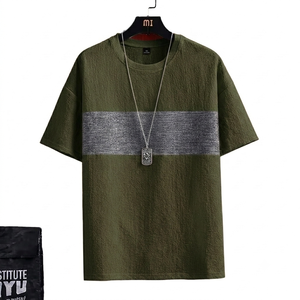 Camiseta oversize personalizada para hombre, color verde oliva, textura arrugada, con franja en contraste en el pecho, panel plateado, estilo streetwear, hombros caídos. - Product Image 1