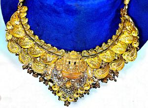 Collar choker tradicional indio de oro antiguo de 22k con diseño de la diosa Lakshmi, disponible en ORO/PLATA/BRONCE - Product Image 4