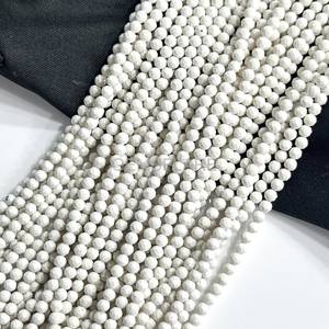 Cuentas redondas microfacetadas de howlita blanca natural de 2 mm, cuentas de howlita para la fabricación de joyas, venta al por mayor, piedras preciosas sueltas facetadas con corte de diamante. - Product Image 3