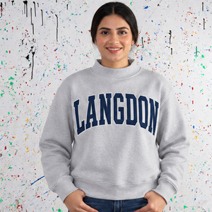 Sudadera Blanca Personalizada Estilo Universitario para Mujer, Marca Langdon, Cuello Alto, Estilo Varsity, Ropa de Campus, Club Estudiantil - Product Image 3