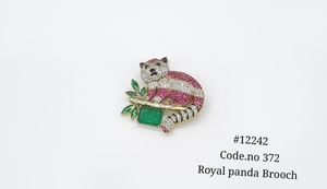เข็มกลัดรูปแพนด้า 12242Royal ประดับเพชรคิวบิกเซอร์โคเนีย ทำจากทองเหลือง รูปสัตว์และดอกไม้ ใช้ตกแต่งเสื้อผ้า หมวก กระเป๋าเป้ เหมาะสำหรับงานปาร์ตี้และงานแต่งงาน - Product Image 2