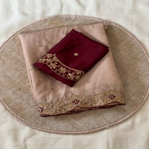 VASTRA COTTAGE Sari de seda Rangoli de alta calidad con bordado de hilo Zari y blusa bordada a juego en contraste para mujer - Product Image 6