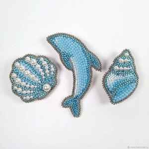 Exquisito conjunto de broches de concha de delfín azul claro, hecho a mano con perlas y cuentas, pin de solapa de animal marino para mujer, obra maestra de confección. - Product Image 1