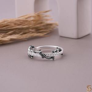 Anillo de Oro Blanco de 14K con Diamantes Cultivados en Laboratorio |   Anillo de boda inspirado en la naturaleza Thorn de 0,15 CT |   Anillo Único |   Hermanos Satani - Product Image 6