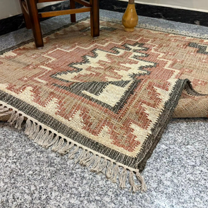 Alfombra Kilim de Yute Hecha a Mano con Patrón Geométrico Tribal, Alfombra de Fibra Natural con Flecos - Product Image 1