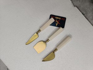 Ensemble de couteaux à gâteau élégants à prix abordable, en métal plaqué or avec manche en rotin, pour mariages, événements ou fêtes - Product Image 4
