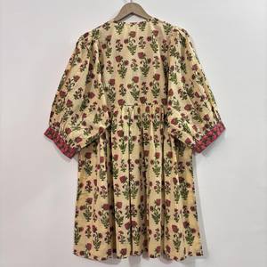 เดรสสั้นคอวี แขนสามส่วน ผ้าฝ้ายพิมพ์ลายดอกไม้ด้วยมือ เป็นมิตรต่อสิ่งแวดล้อม แต่งลูกไม้ เอวธรรมชาติ ซักได้ สไตล์คีร่า โบฮีเมียน เหมาะสำหรับใส่ทำงาน - Product Image 4