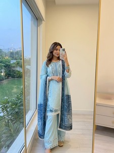 Costume en rayonne brodé pour femmes avec bordure en dentelle, style traditionnel indien pakistanais, longueur cheville, coupe ample - Product Image 4