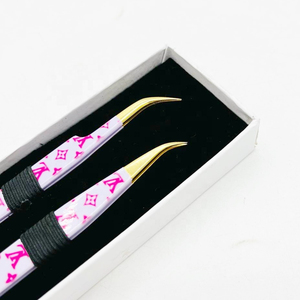 Pince à épiler rose à motifs avec pointes dorées, pour soins personnels, pose et retrait de faux cils, en boîte - Product Image 4