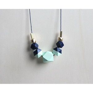 Collier artisanal en perles de résine et de bois de qualité supérieure, finition luxueuse pour les occasions élégantes, assortiments de perles et de bijoux - Product Image 2