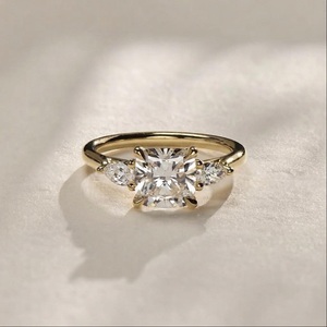 Bague de fiançailles pour femme en or massif 18 carats avec diamant naturel taille coussin de 1,20 carat et pierres latérales, style classique, certifiée IGI - Product Image 1