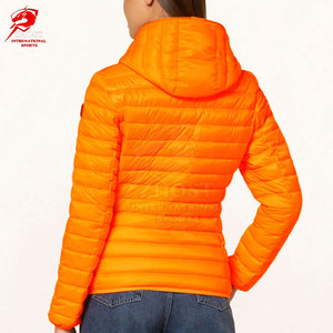Chaquetas térmicas personalizadas con logotipo para mujer, para clima frío, casuales, con capucha, cierre completo, gruesas y aisladas. - Product Image 2