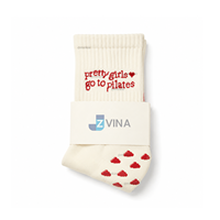 Chaussettes de Pilates personnalisées pour femmes, avec grip double direction, pour yoga et Pilates, fabricant de chaussettes personnalisées avec texte et logo jacquard.