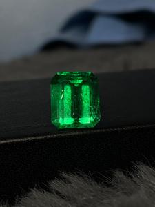 Esmeralda Natural Suelta, Corte Octogonal, Gema Verde de 5.66 Quilates, Origen ZM, para Joyería - Product Image 1