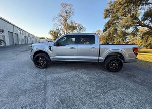 Camioneta pickup de tamaño completo 2025 lista para enviar, con acabado deportivo XLT - Product Image 1