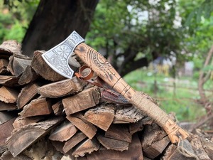Hacha Grabada Estilo Nórdico – Hacha Vikinga Hecha a Mano con Mango Tallado y Funda de Cuero - Product Image 2