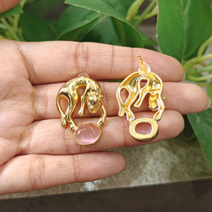 Boucles d'oreilles en laiton plaqué or 18 carats avec panthère et pierre ovale délicate en quartz rose œil de chat hydro, vente en gros - Product Image 6